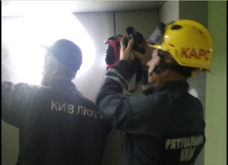 Уночі рятувальники КАРС визволили п’ятьох чоловіків, які застрягли в ліфті у Деснянському районі