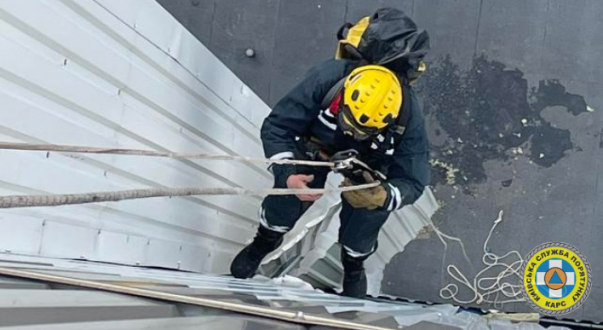 Рятувальники КАРС ліквідували аварійність пошкодженого фасаду багатоповерхівкиі в Оболонському районі міста