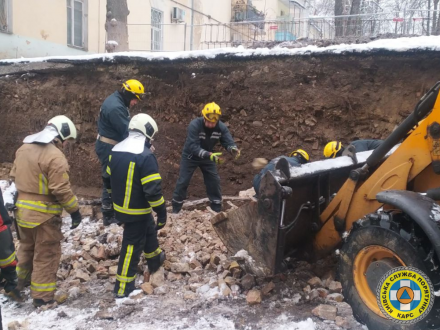 Рятувальники КАРС  допомогли в ліквідації наслідків надзвичайної події, що сталася через падіння опорної стіни на вулиці Лютеранській