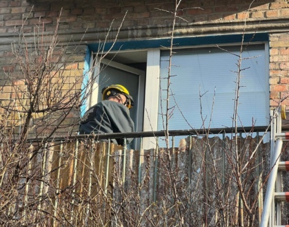 Рятувальники незвичним способом надали медикам доступ  до квартири де мешканцю стало зле