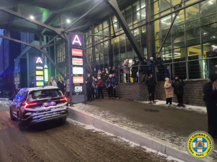 Рятувальники КАРС  “Київська служба порятунку” долучилися до  ліквідації пожежі, що сталася вТРЦ у Солом’янському районі столиці