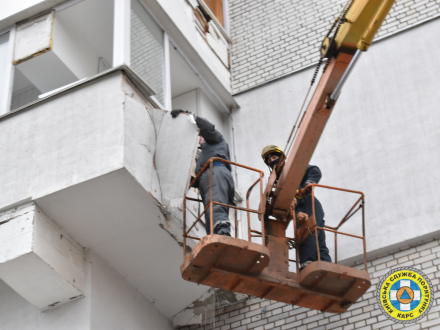 Рятувальники КАРС долучилися до ліквідації наслідків ранкової атаки: евакуювали мешканців і демонтували аварійні конструкції