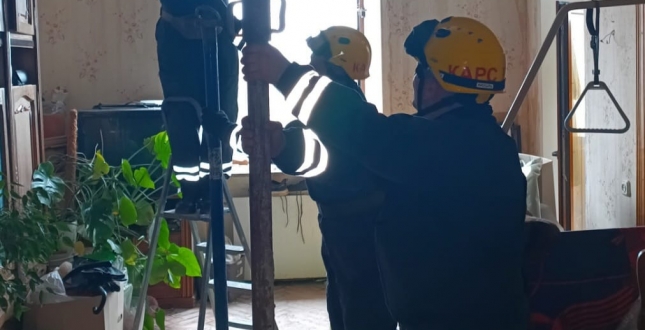 Рятувальники КАРС продовжили роботи з ліквідації наслідків ракетної атаки на столицю, що сталася 21 березня