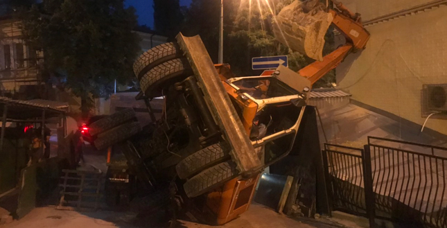 Підйом екскаватора на вул. Круглоуніверситетській, 7